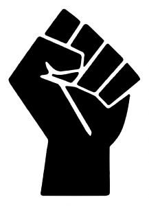 Imagem de um punho fechado em referência à luta do povo negro contra a escravização.